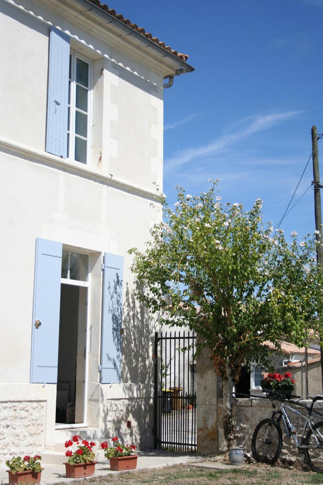 Le Domaine Des Aguins Guest House Saujon Exterior foto