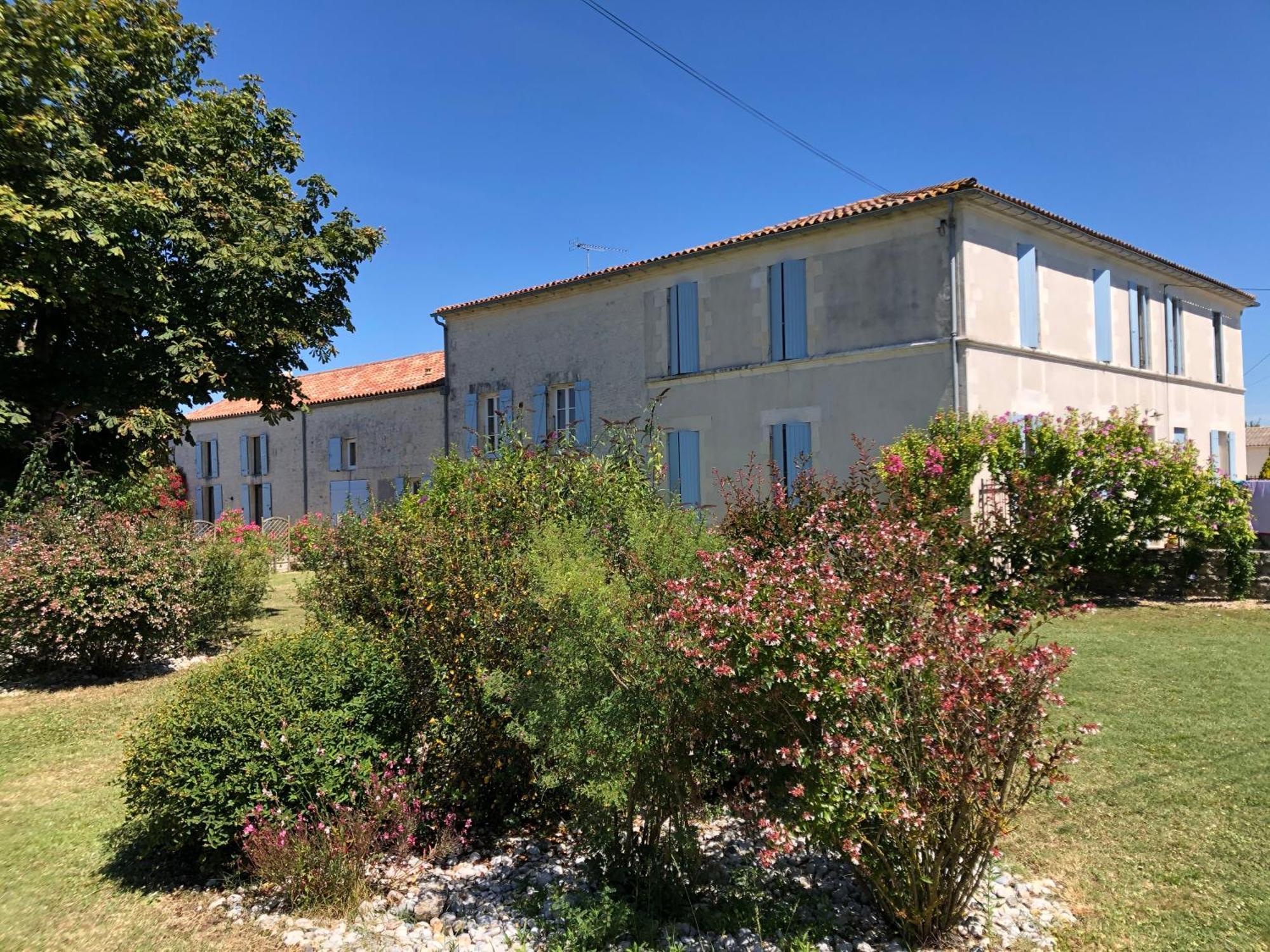 Le Domaine Des Aguins Guest House Saujon Exterior foto