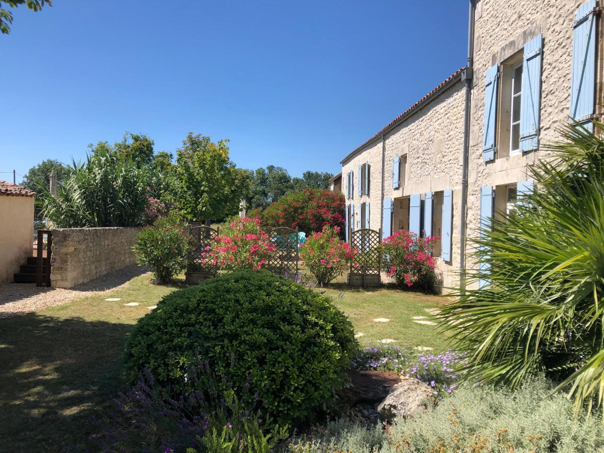 Le Domaine Des Aguins Guest House Saujon Exterior foto