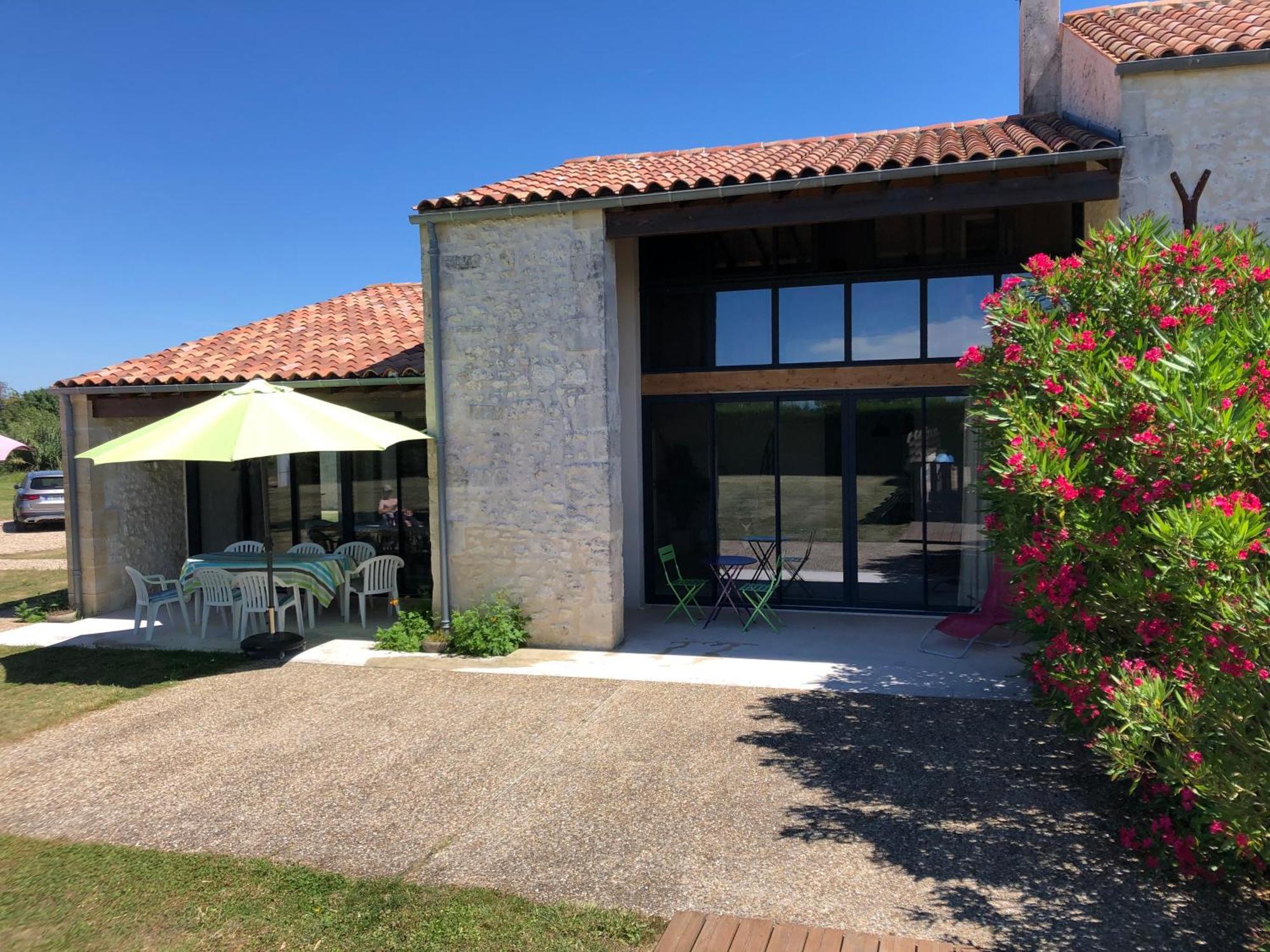 Le Domaine Des Aguins Guest House Saujon Exterior foto