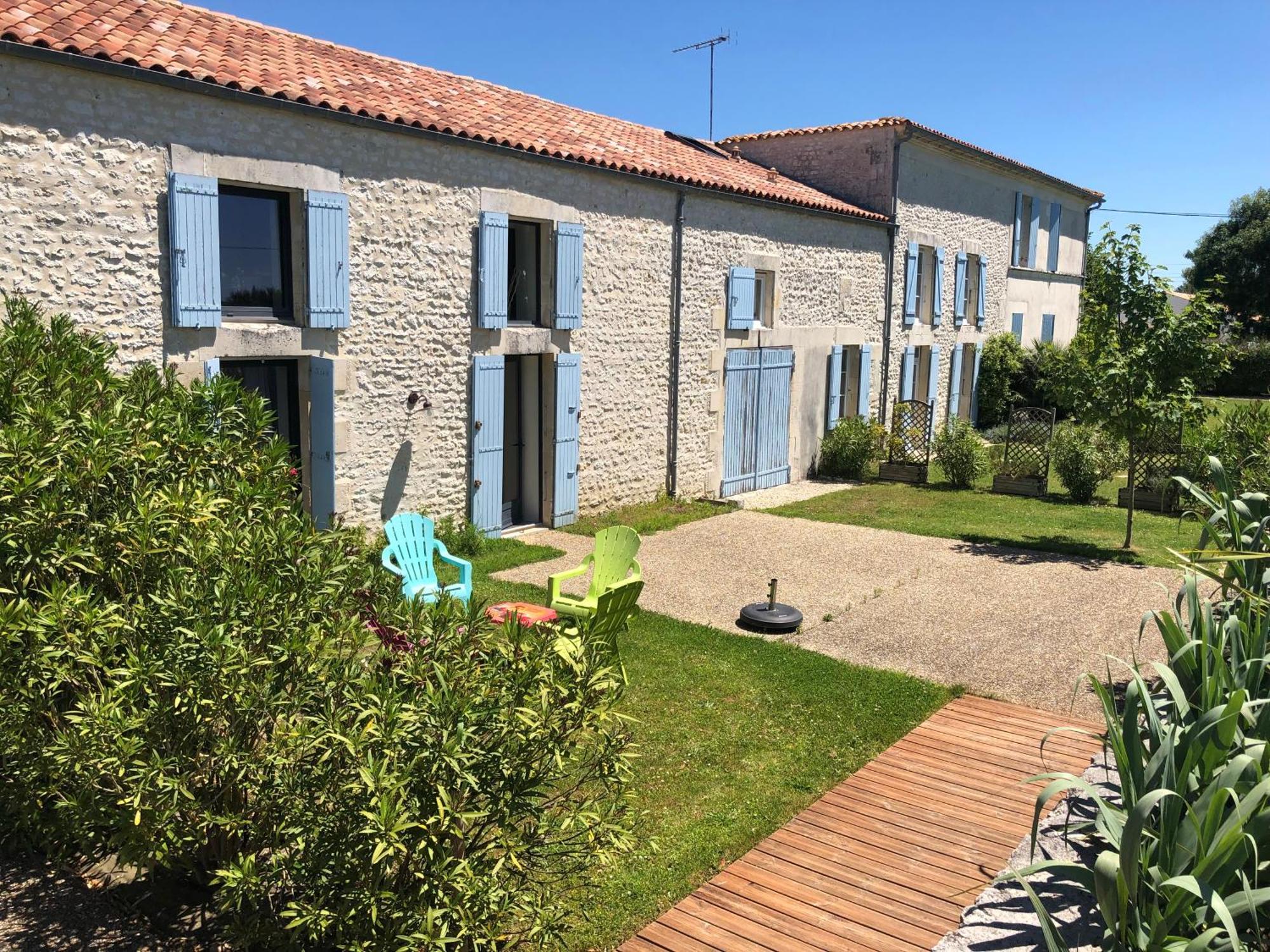 Le Domaine Des Aguins Guest House Saujon Exterior foto