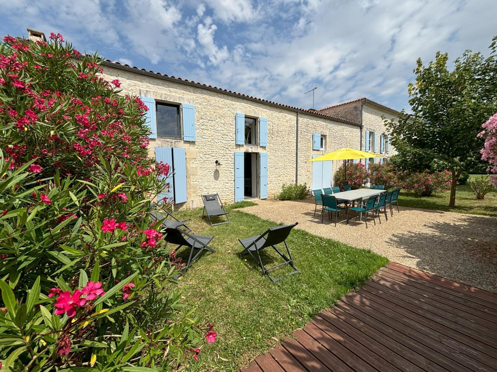 Le Domaine Des Aguins Guest House Saujon Exterior foto