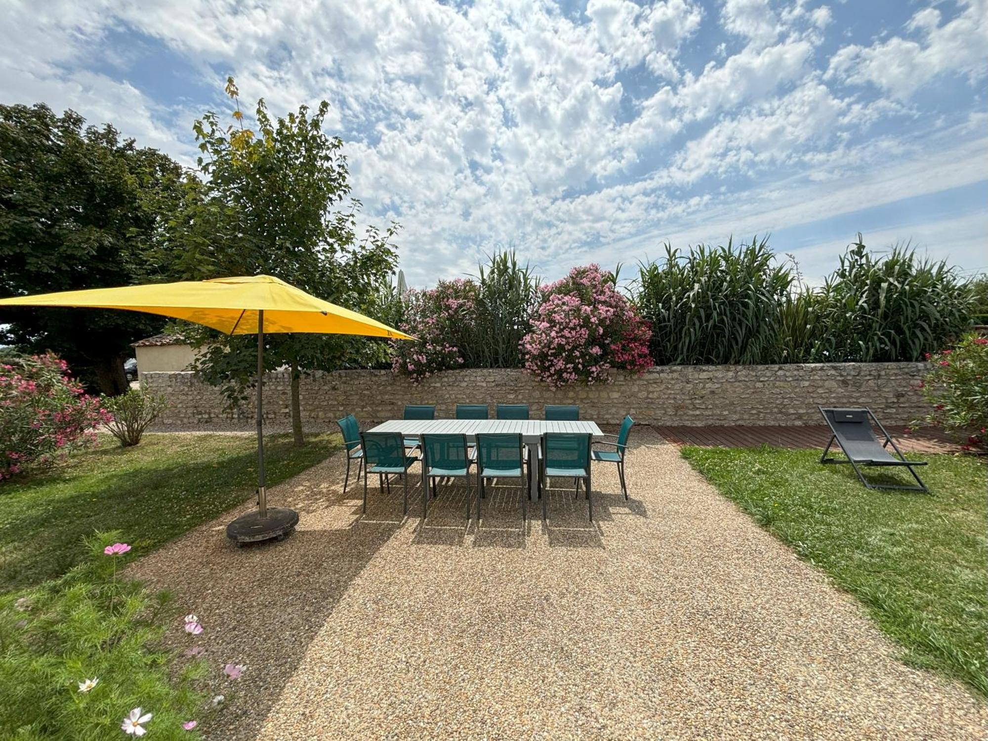 Le Domaine Des Aguins Guest House Saujon Exterior foto